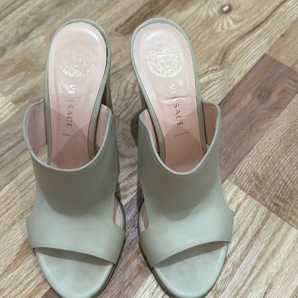 Versace heels size 38 - Picture 1 of 8